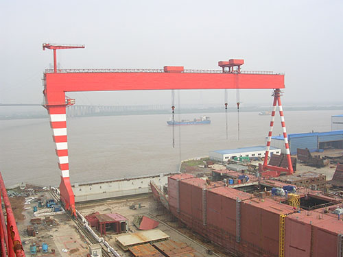 Shipbuilding gantry crane